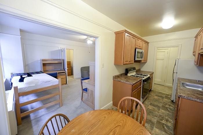 Fairfax Studio Apartment Double - bed desks and kitchen